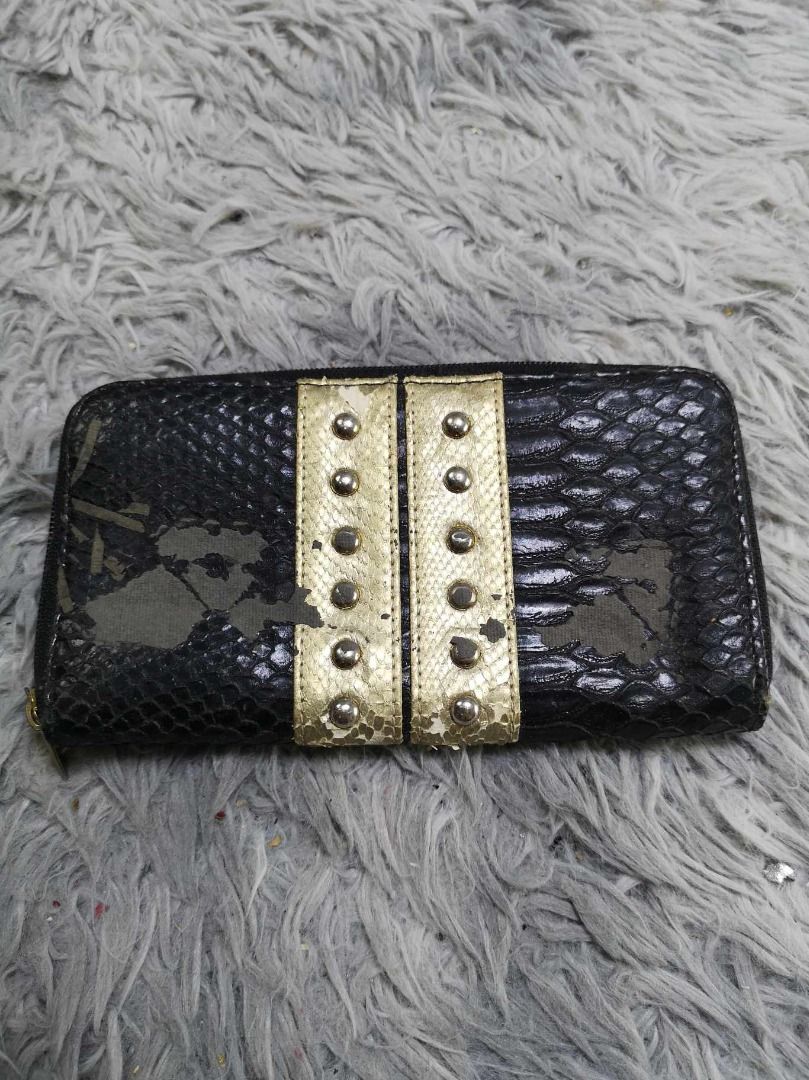 Black Faux Python Embossed Zipper Closure Wallet (Category: Wallets & Card holders) located in Santa Cruz. Submitted by jmy_surplus.2 (Listing ID 1463126160, Image 1). Description: Size ; L - 5 W - 8 Color ; Black Type ; Wallet Brand ; No brand Material ; Leather Style ; Exotic leather Zipper Closure Wallet LR 129 JMY 4 Batch #223.