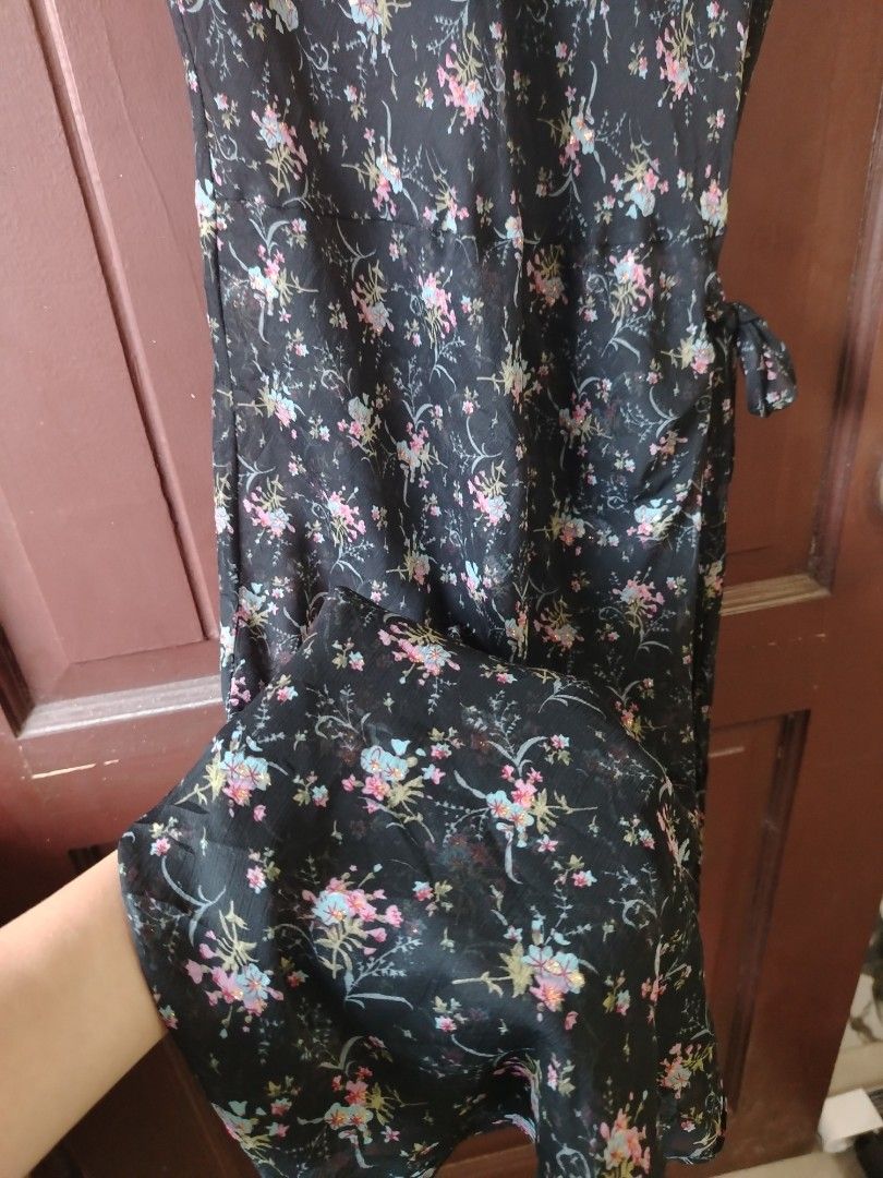 Black floral dress (Category: Dresses) located in Panabo. Submitted by _elfiethreads (Listing ID 1463249011, Image 3). Description: Medium No flaws!.