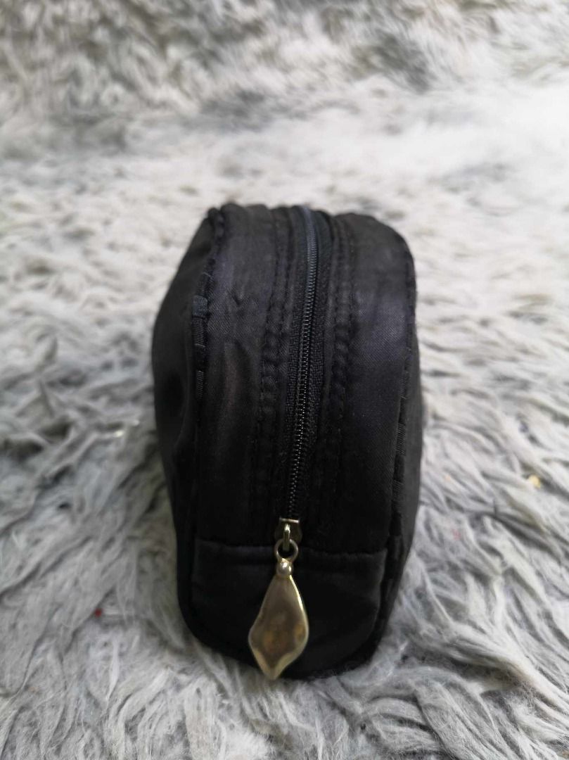 Black Half Moon Zipper Closure Coin Purse (Category: Wallets & Card holders) located in Santa Cruz. Submitted by jmy_surplus.2 (Listing ID 1463125400, Image 3). Description: Size ; L - 5 W - 6 Color ; Black Type ; Coin Purse Brand ; No brand Material ; Nylon Style ; Black Dome Shaped Coin Purse LR 129 JMY 3 Batch #223.