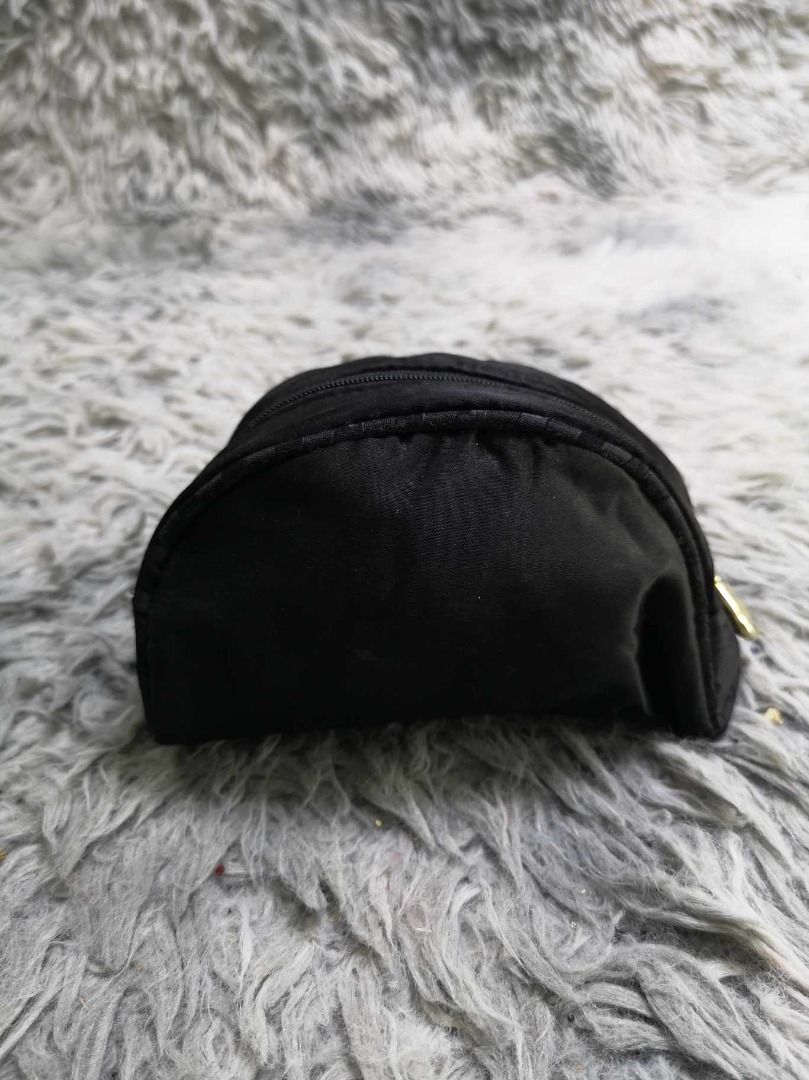 Black Half Moon Zipper Closure Coin Purse (Category: Wallets & Card holders) located in Santa Cruz. Submitted by jmy_surplus.2 (Listing ID 1463125400, Image 1). Description: Size ; L - 5 W - 6 Color ; Black Type ; Coin Purse Brand ; No brand Material ; Nylon Style ; Black Dome Shaped Coin Purse LR 129 JMY 3 Batch #223.