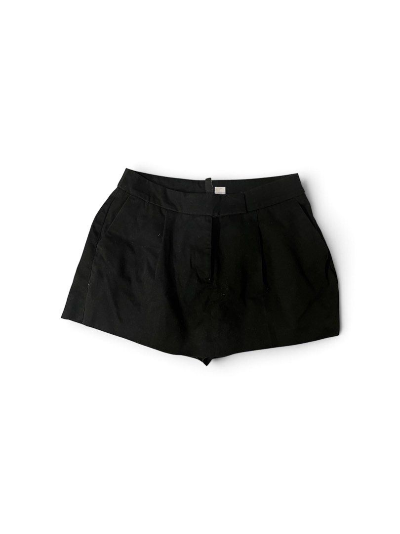 Black High-Waisted Pleated Shorts (Category: Shorts) located in Valenzuela. Submitted by _tann17 (Listing ID 1463172288, Image 1). Description: - Classic black shorts - High-waisted design - Front pleats for shape - Two side pockets - Zip and button closure - Easy to dress up or down - Pairs well with any top.