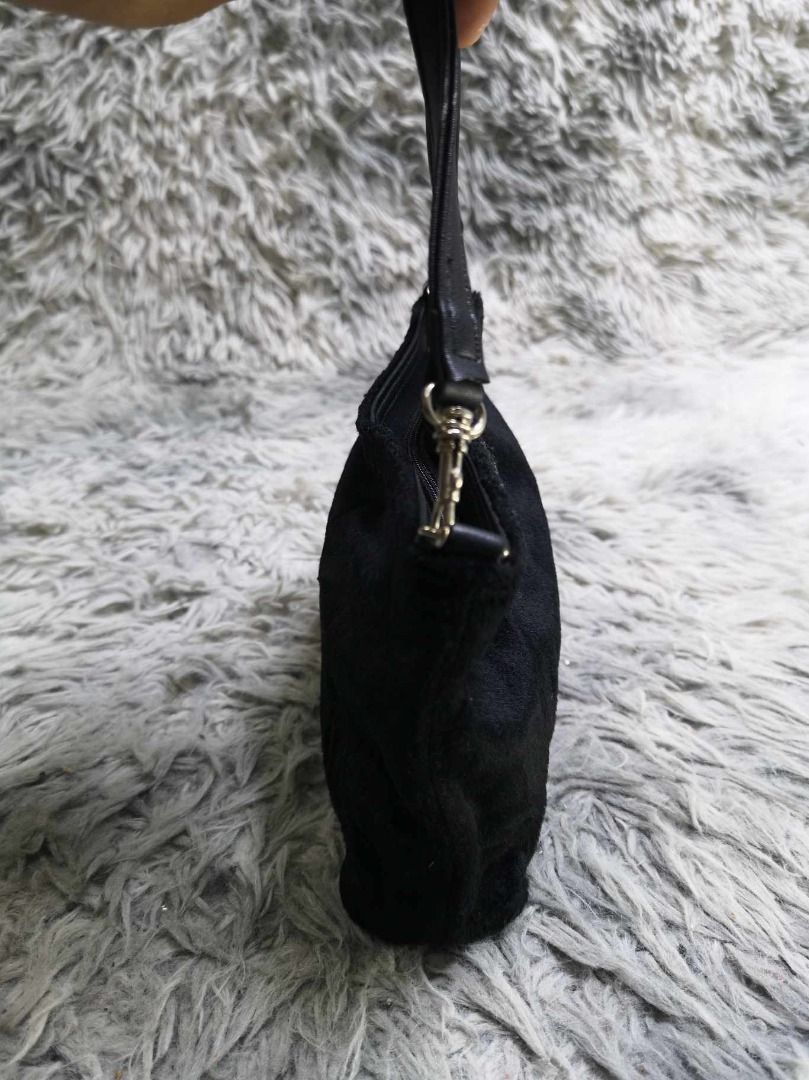Black Lightweight Fabric Zipper Closure Hand Bag (Category: Shoulder Bags) located in Santa Cruz. Submitted by jmy_surplus.2 (Listing ID 1463128220, Image 2). Description: Size ; L- 6 W - 9.2 Color ; Black Type ; Hand Bag Brand ; No brand Material ; Synthetic Style ; Black Zipper Closure Mini Hand Bag LR 129 JMY 4 Batch #223.
