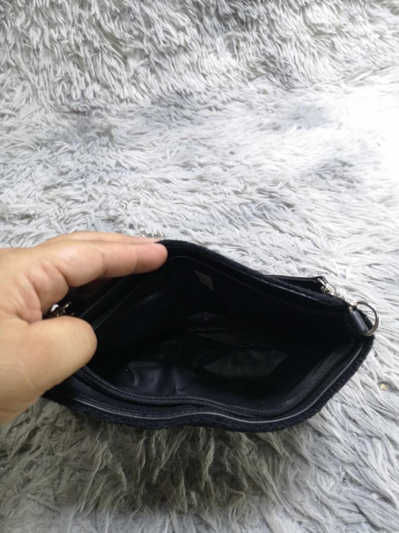 Black Lightweight Fabric Zipper Closure Hand Bag (Category: Shoulder Bags) located in Santa Cruz. Submitted by jmy_surplus.2 (Listing ID 1463128220, Image 3). Description: Size ; L- 6 W - 9.2 Color ; Black Type ; Hand Bag Brand ; No brand Material ; Synthetic Style ; Black Zipper Closure Mini Hand Bag LR 129 JMY 4 Batch #223.