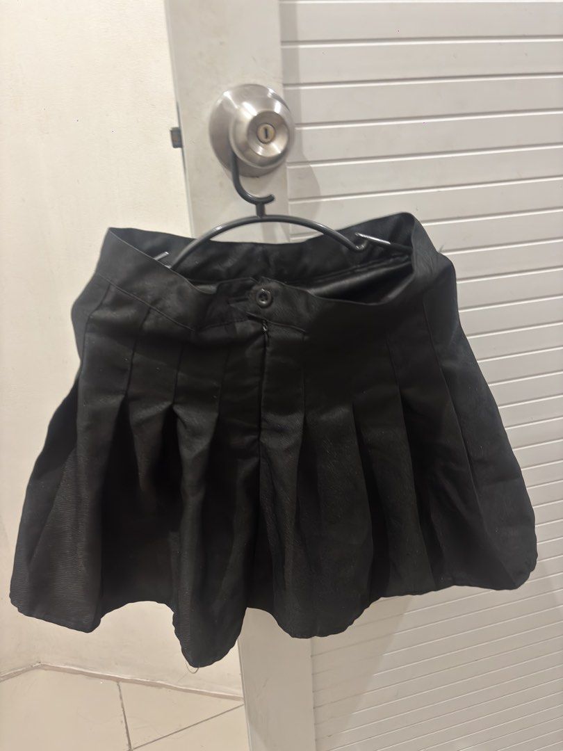 Black mini skirt (Category: Skirts) located in Manila. Submitted by xoxo_tine (Listing ID 1463237278, Image 2). Description: .