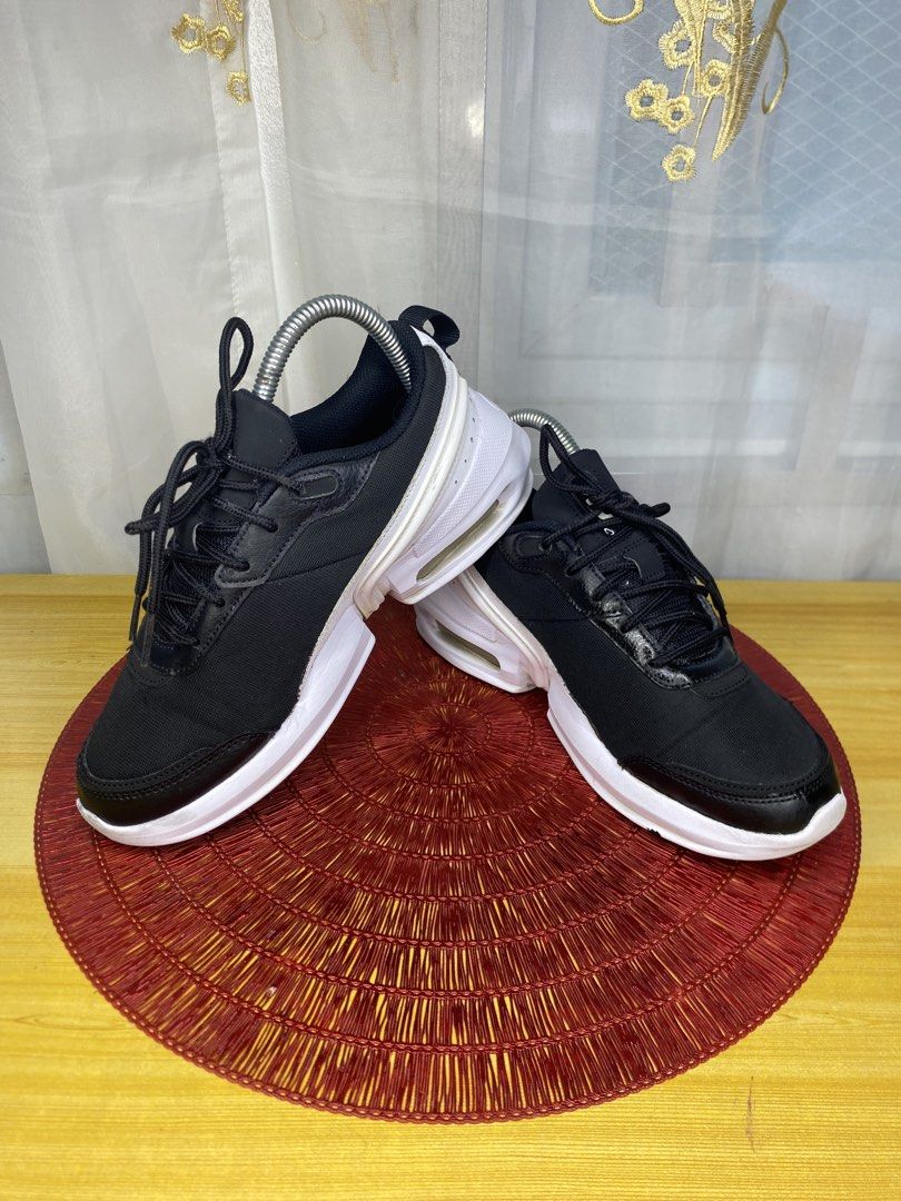 Black Nike athletic sneakers (Category: Sneakers) located in Davao. Submitted by jennicaestrella_1995 (Listing ID 1463325261, Image 2). Description: .