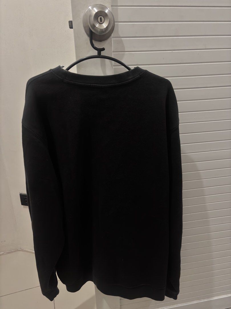 Black Nike Crewneck Sweatshirt (Category: Coats, Jackets and Outerwear) located in Manila. Submitted by xoxo_tine (Listing ID 1463236798, Image 2). Description: - Classic black Nike sweatshirt - Simple logo on the chest - Crewneck style - Comfortable and versatile - Perfect for everyday wear, casual outings, or lounging.