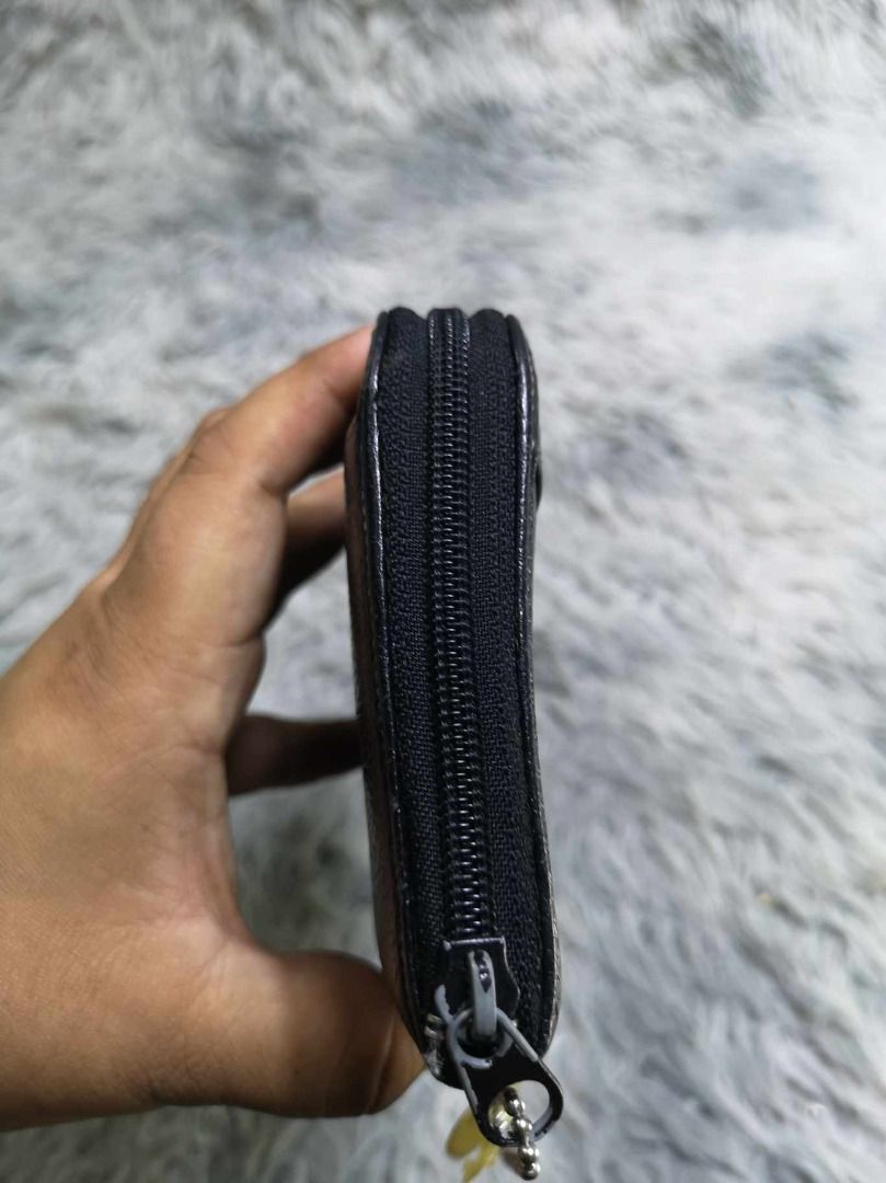 Black Pebbled leather Zip Wallet (Category: Wallets & Card holders) located in Santa Cruz. Submitted by jmy_surplus.2 (Listing ID 1463128643, Image 3). Description: Size ; L - 5 W - 7.4 Color ; Black Type ; Wallet Brand ; No brand Material ; Leather Style ; Black leather Zipper Closure With Coin Compartment Wallet LR 129 JMY 4 Batch #223.