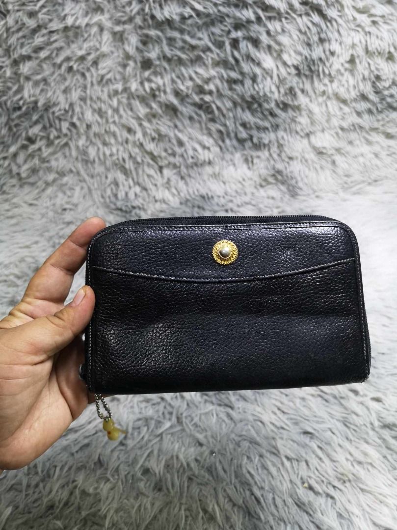 Black Pebbled leather Zip Wallet (Category: Wallets & Card holders) located in Santa Cruz. Submitted by jmy_surplus.2 (Listing ID 1463128643, Image 1). Description: Size ; L - 5 W - 7.4 Color ; Black Type ; Wallet Brand ; No brand Material ; Leather Style ; Black leather Zipper Closure With Coin Compartment Wallet LR 129 JMY 4 Batch #223.