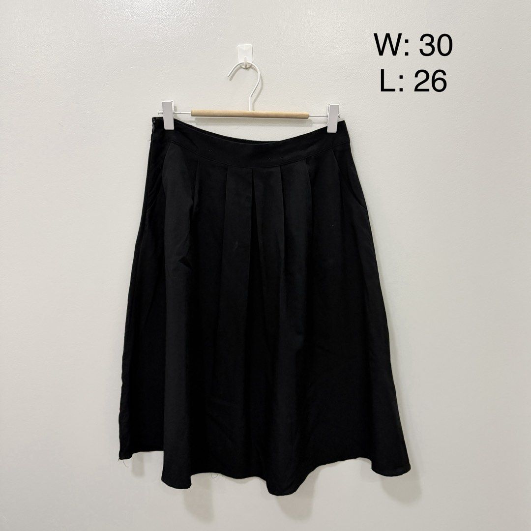 Black Pleated Midi Skirt - Size 30/26 (Category: Skirts) located in Rodriguez. Submitted by jrms23 (Listing ID 1463227364, Image 1). Description: - Elegant black midi skirt - Features stylish pleats - Convenient side pockets - Waist: 30 inches - Length: 26 inches - Versatile for casual to semi-formal occasions.