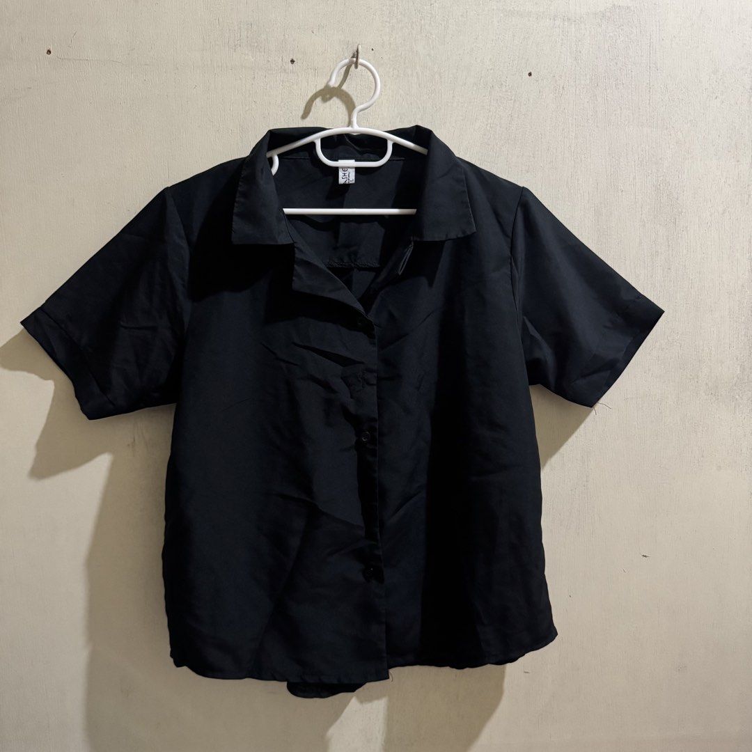 Black semi-cropped polo (Category: Tshirts & Polo Shirts ) located in Manila. Submitted by pinggu11 (Listing ID 1463264203, Image 1). Description: .
