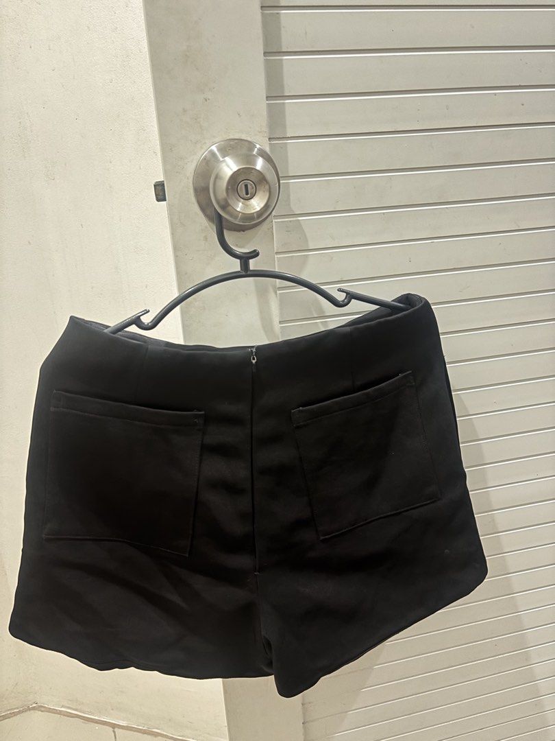 Black short (Category: Shorts) located in Manila. Submitted by xoxo_tine (Listing ID 1463237156, Image 2). Description: .