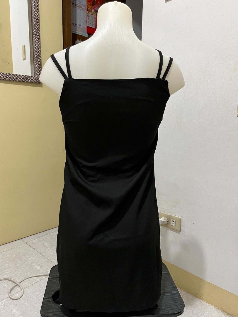 Black Spaghetti Strap Mini Dress (Category: Dresses) located in Quezon City. Submitted by syayayay (Listing ID 1463217830, Image 2). Description: - Simple black mini dress - Spaghetti straps with criss-cross neckline detail - Straight cut, slip dress silhouette.