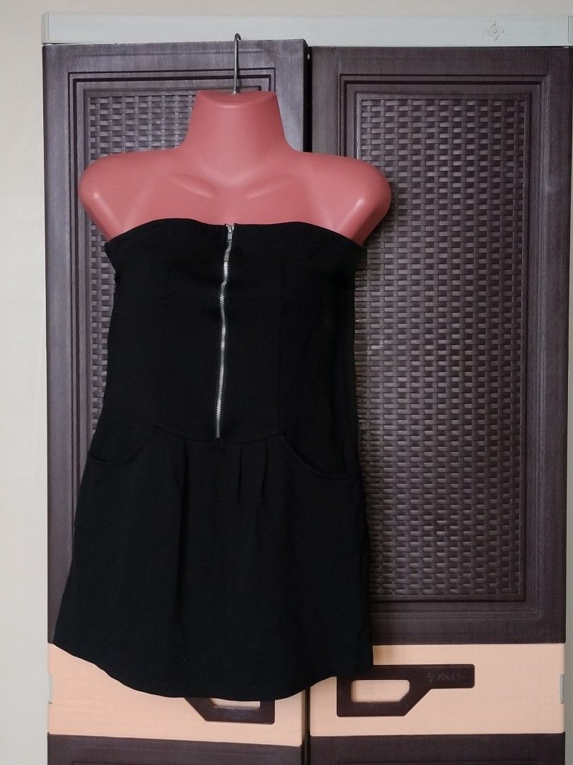 Black Strapless Micro Dress (Category: Dresses) located in Las Pinas. Submitted by cozychic19 (Listing ID 1463233134, Image 1). Description: Featuring a structured fitted bodice, an exposed front zipper, vertical seam detailing, a flattering high-waisted silhouette, and soft pleats. Inspired by modern chic, minimalist, date-night glam, and Y2K styles, it offers an effortlessly sleek, sophisticated, and timeless look. Perfect for dinner dates, par