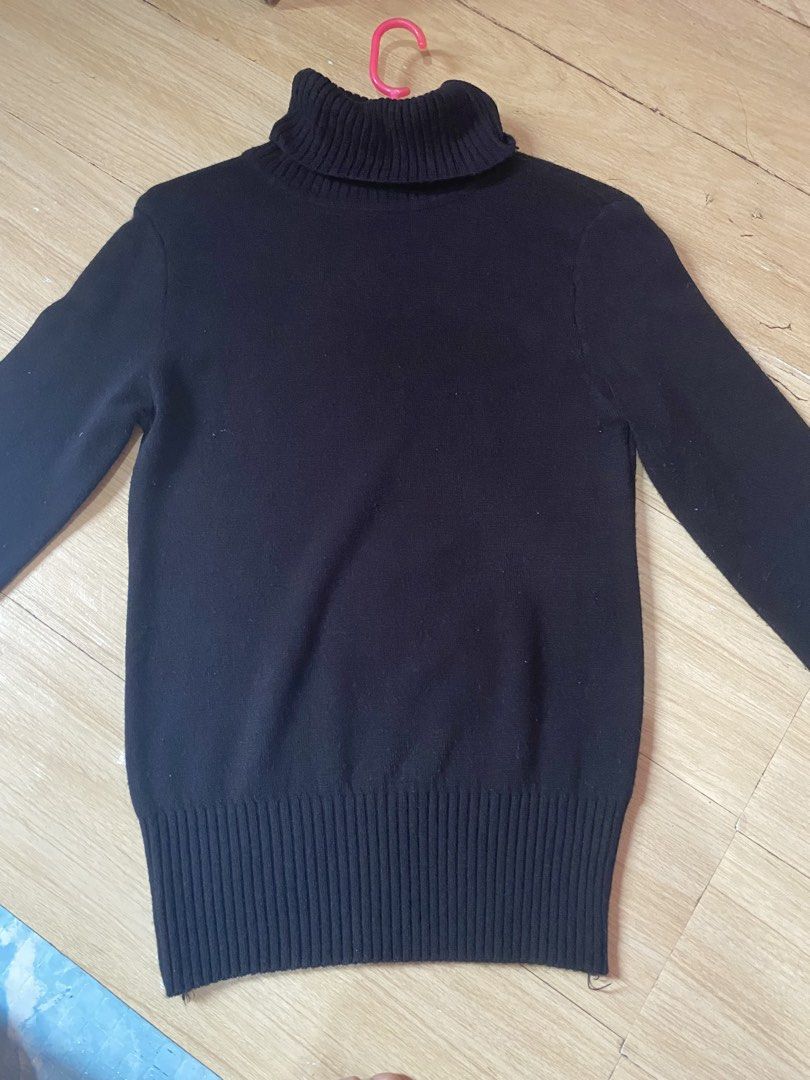 Black Turtleneck Sweater (Category: Longsleeves) located in Tanauan. Submitted by rie098 (Listing ID 1463274779, Image 1). Description: - Classic black turtleneck design - Ribbed cuffs and hem for a snug fit - Versatile: perfect for layering or wearing solo - Made from soft and comfortable material - Effortlessly pairs with any outfit - A true wardrobe staple.