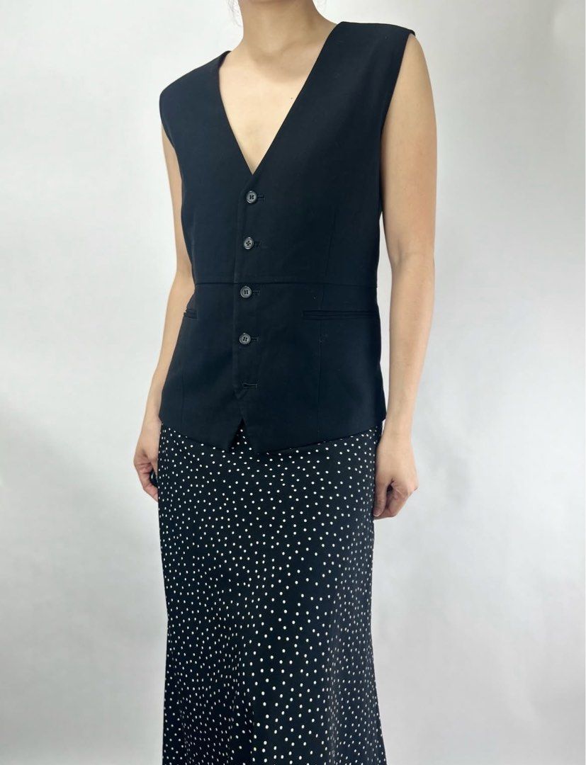 Black vest (Category: Sleeveless) located in Tacloban City. Submitted by homeresmik34297 (Listing ID 1463325264, Image 2). Description: Large L: 25".
