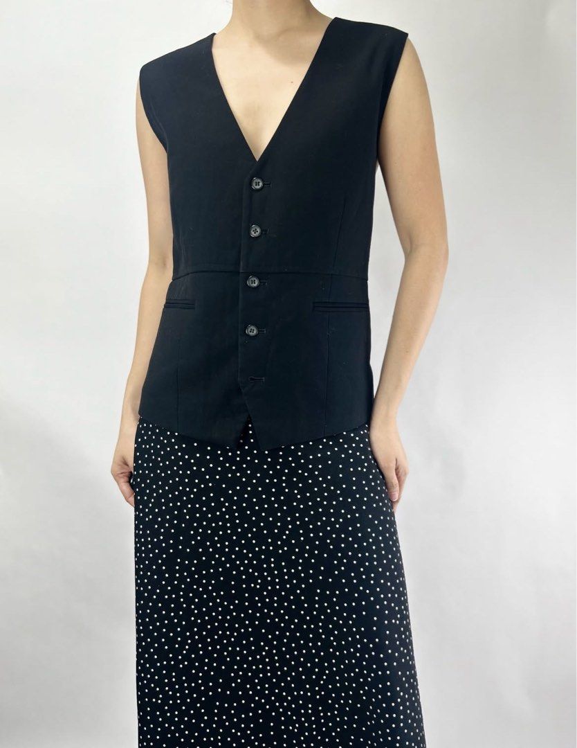 Black vest (Category: Sleeveless) located in Tacloban City. Submitted by homeresmik34297 (Listing ID 1463325264, Image 1). Description: Large L: 25".
