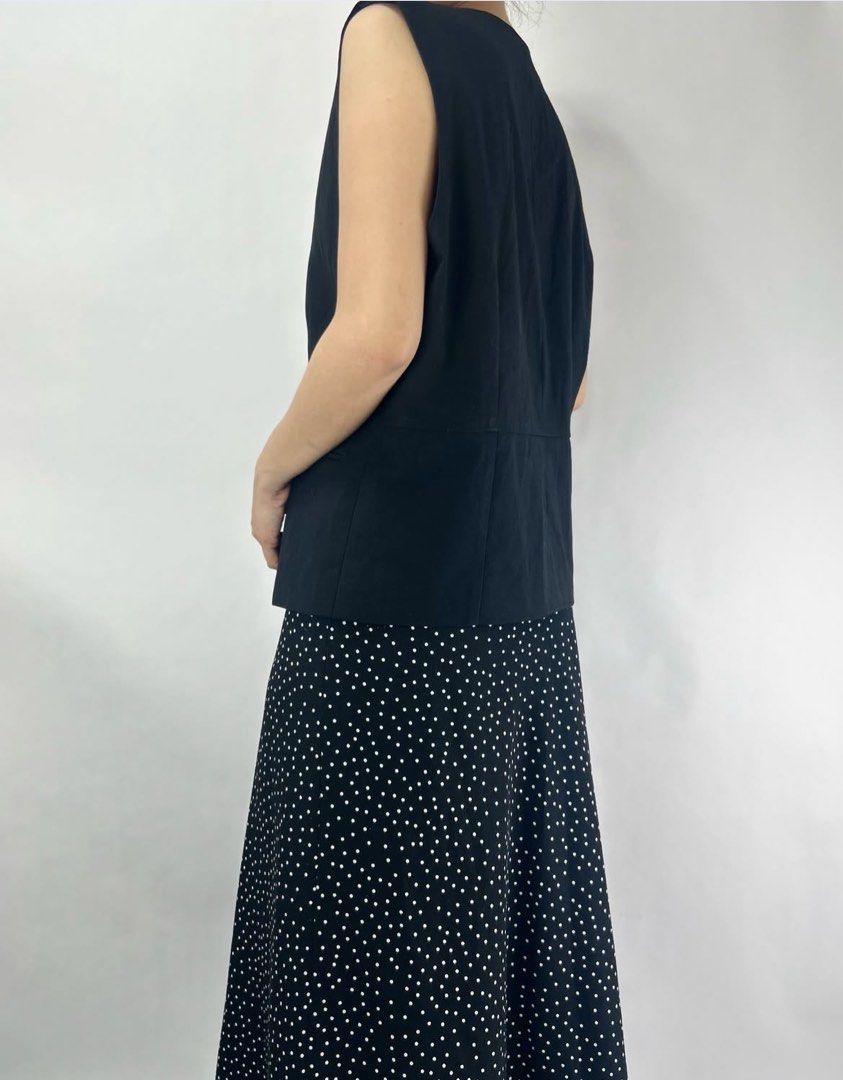 Black vest (Category: Sleeveless) located in Tacloban City. Submitted by homeresmik34297 (Listing ID 1463325264, Image 3). Description: Large L: 25".