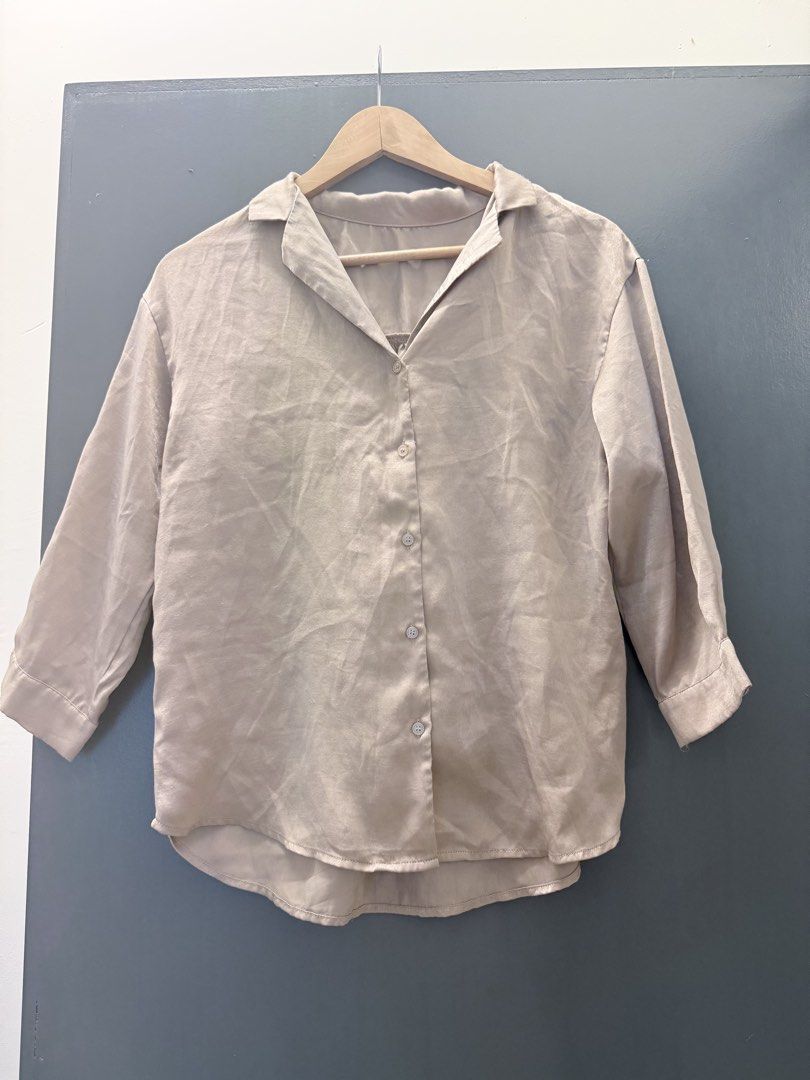 Blouse (Category: Blouses) located in Gemas. Submitted by aiyunn (Listing ID 1463129014, Image 3). Description: Size M-L.