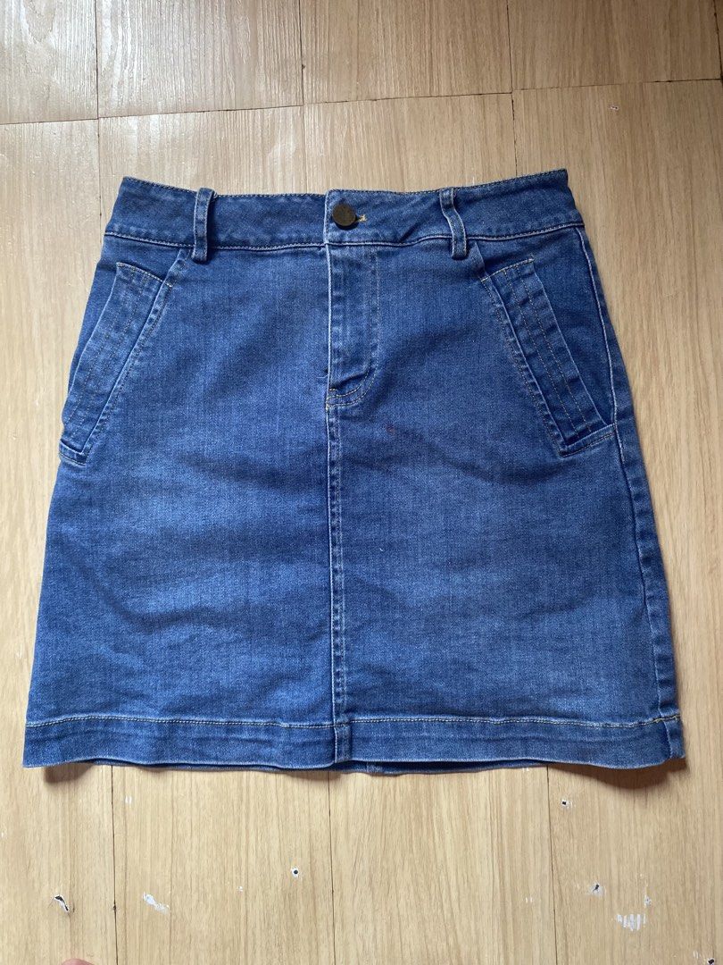 Blue Denim A-Line Mini Skirt (Category: Skirts) located in Tanauan. Submitted by rie098 (Listing ID 1463290818, Image 2). Description: - Classic blue denim skirt - A-line cut, hits above the knee - Two front pockets with stitching detail - Button and zip closure - Versatile for casual outfits.