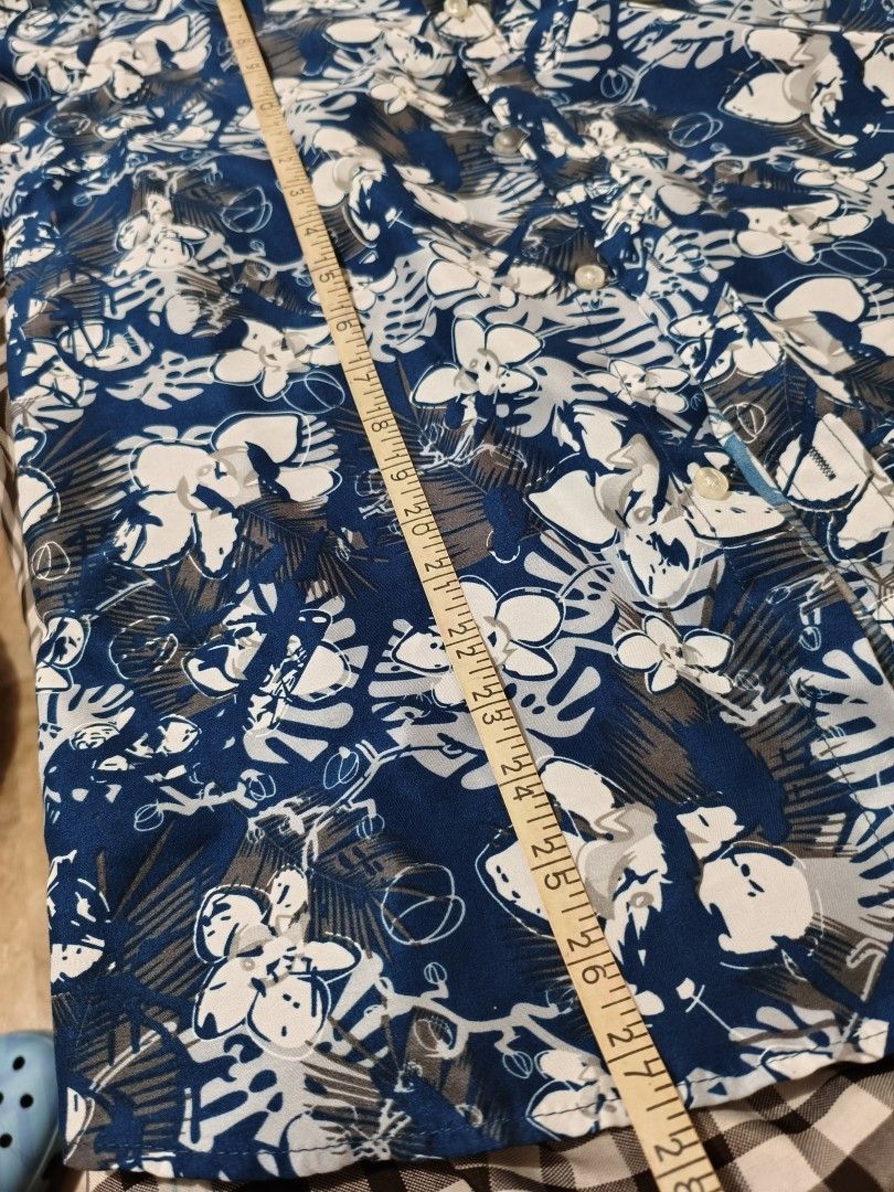 Blue Floral Long Sleeve Button Up Shirt (Category: Tshirts & Polo Shirts ) located in Paranaque City. Submitted by leinad333 (Listing ID 1463248511, Image 2). Description: Width: 20 Full Length: 27 Sleeve Length: 24 may pagka blue green sa actual RFS: Decluttering.