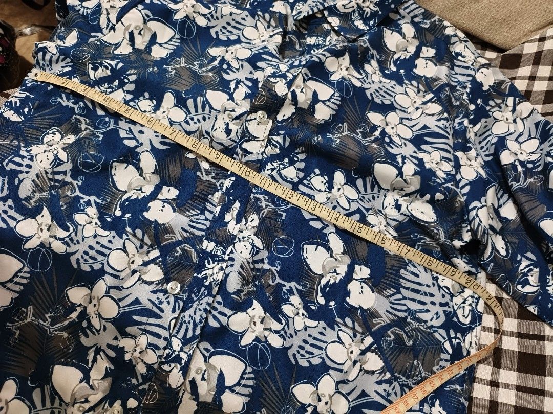 Blue Floral Long Sleeve Button Up Shirt (Category: Tshirts & Polo Shirts ) located in Paranaque City. Submitted by leinad333 (Listing ID 1463248511, Image 3). Description: Width: 20 Full Length: 27 Sleeve Length: 24 may pagka blue green sa actual RFS: Decluttering.