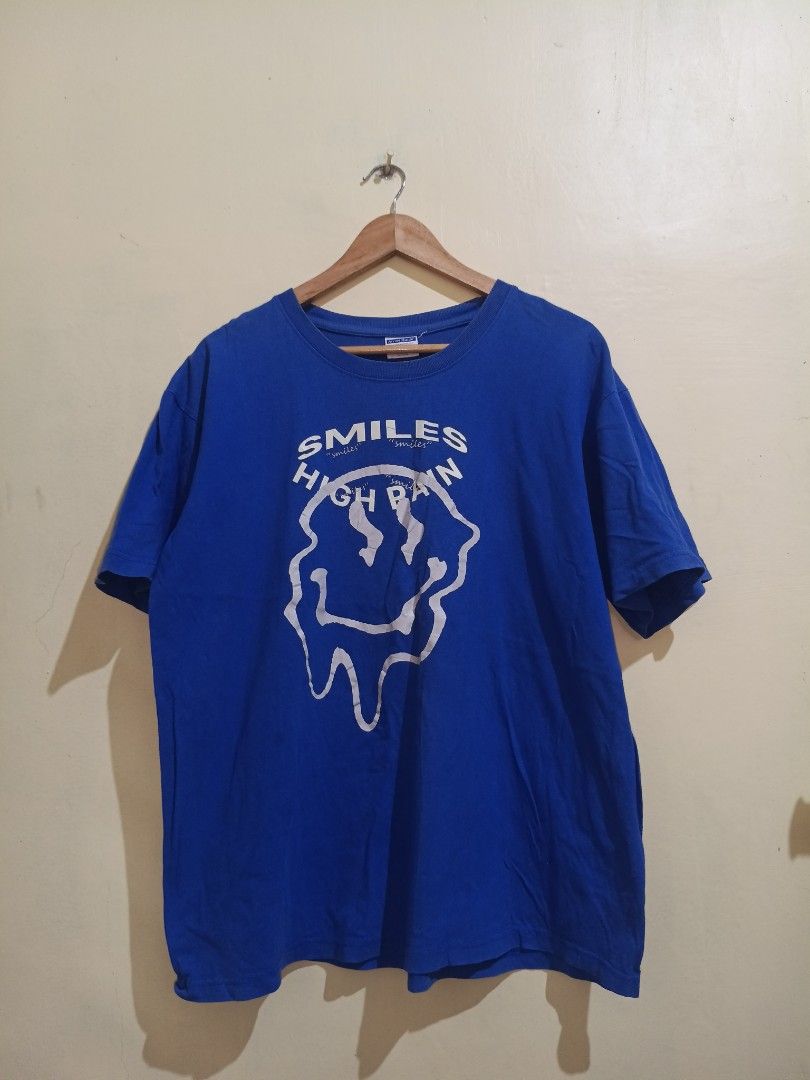 Blue High Rain Smiles T-shirt (Category: Tshirts & Polo Shirts ) located in Mexico. Submitted by classtyle (Listing ID 1463232759, Image 1). Description: - Cool blue t-shirt - Features a melting smiley face graphic - Text reads 'SMILES HIGH BRAIN' - Ideal for casual wear.