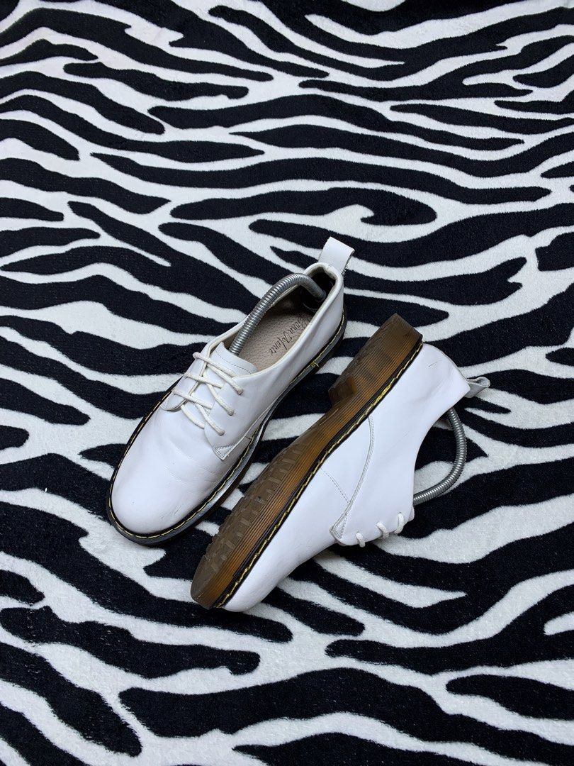 BONA MENTE WHITE LEATHER OXFORD SHOES (Category: Casual Shoes) located in Cagayan de Oro. Submitted by yooow.c (Listing ID 1463252849, Image 1). Description: BONA MENTE WHITE LEATHER OXFORD SHOES size 41.5-8 - excellent condition - minor paint scratch, sign of usage - good for formal attire - i apologize for not cleaning sa foot na part.