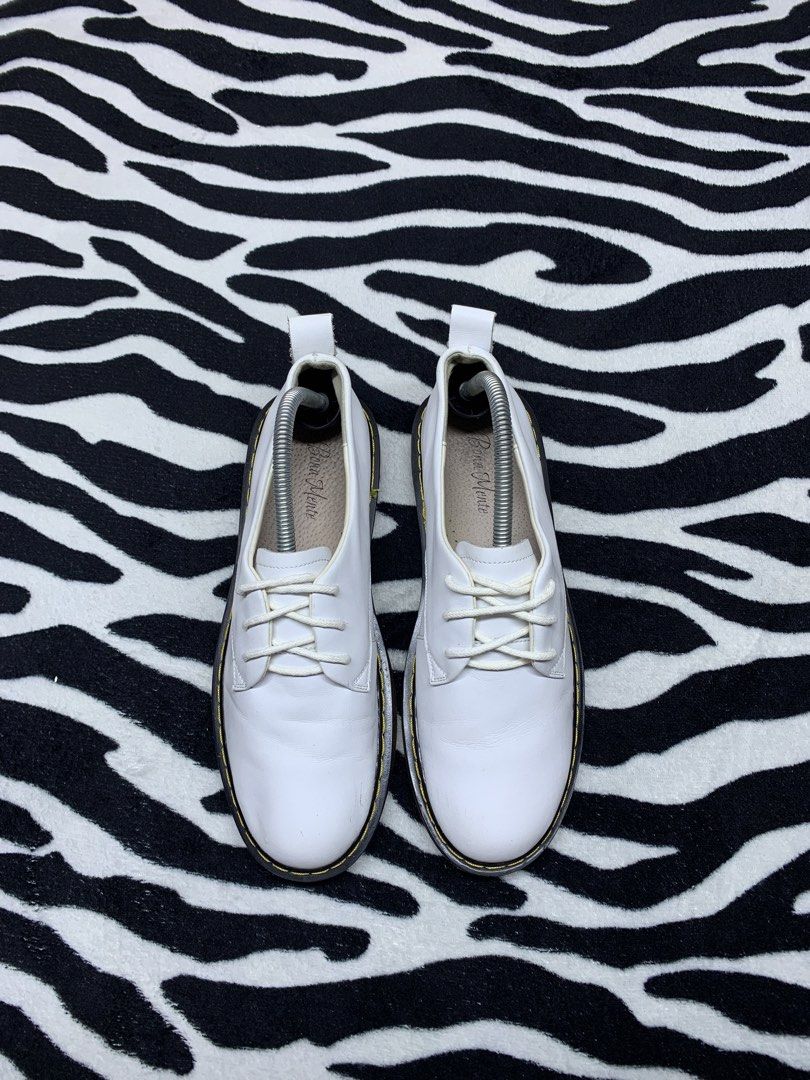 BONA MENTE WHITE LEATHER OXFORD SHOES (Category: Casual Shoes) located in Cagayan de Oro. Submitted by yooow.c (Listing ID 1463252849, Image 2). Description: BONA MENTE WHITE LEATHER OXFORD SHOES size 41.5-8 - excellent condition - minor paint scratch, sign of usage - good for formal attire - i apologize for not cleaning sa foot na part.