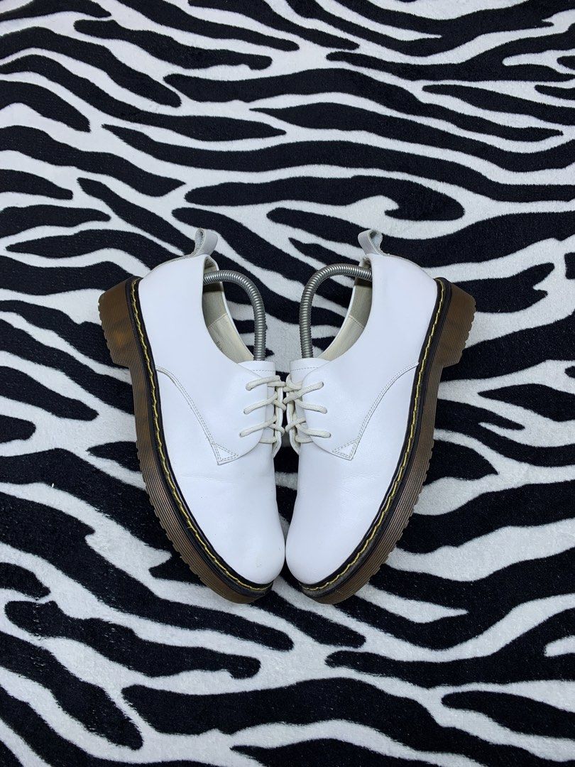 BONA MENTE WHITE LEATHER OXFORD SHOES (Category: Casual Shoes) located in Cagayan de Oro. Submitted by yooow.c (Listing ID 1463252849, Image 3). Description: BONA MENTE WHITE LEATHER OXFORD SHOES size 41.5-8 - excellent condition - minor paint scratch, sign of usage - good for formal attire - i apologize for not cleaning sa foot na part.
