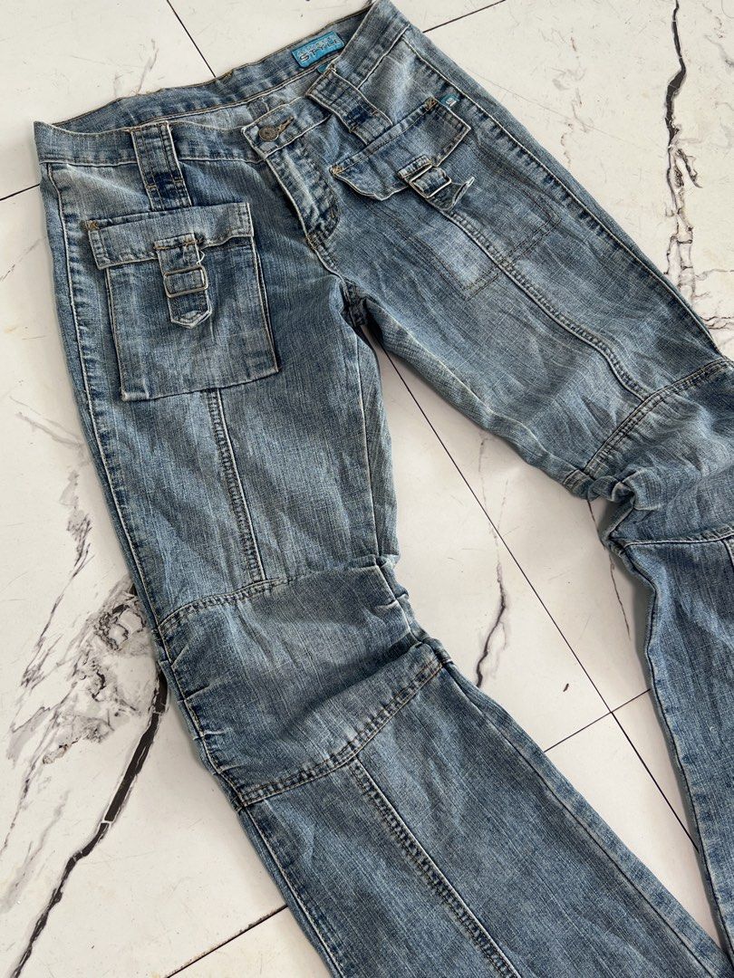 Bootcut Authentic Style Blue Denim Cargo Jeans (Category: Jeans) located in Manila. Submitted by thriftwawi (Listing ID 1463158087, Image 3). Description: Waist - 26 Lenght -39 - Blue denim jeans - Cargo pockets with buckle detail - Size XS - bootcut - Ideal for casual wear.