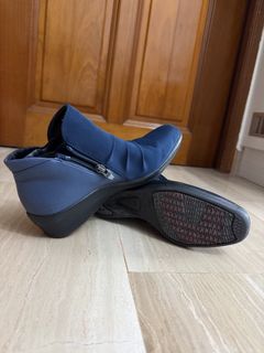 (Category: ) located in . Submitted by kittycrystals.sg (Listing ID 1463194806, Image 1). Description: .