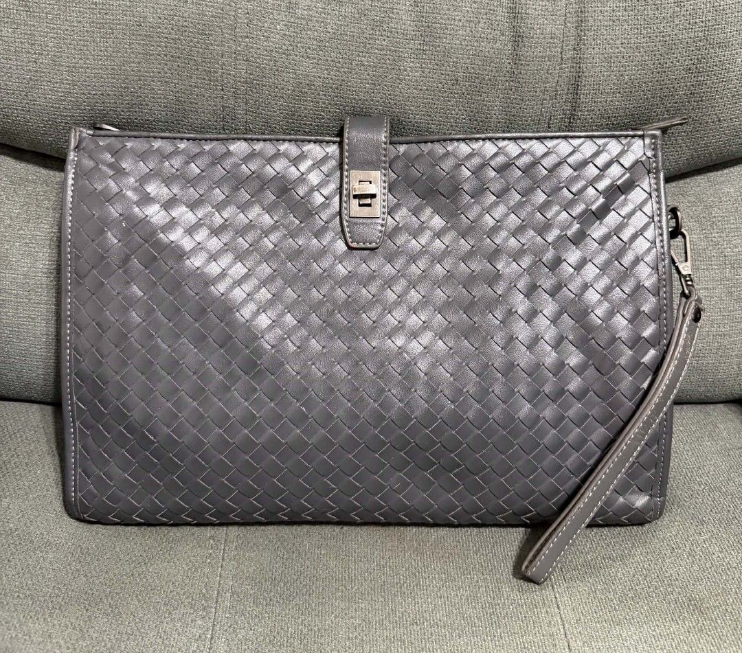 Bottega V Clutch (Category: Shoulder Bags) located in Quezon City. Submitted by luxxechic (Listing ID 1463243280, Image 2). Description: pure leather name plate inside looks new no issue japan preloved actual photo posted mop: gcash.