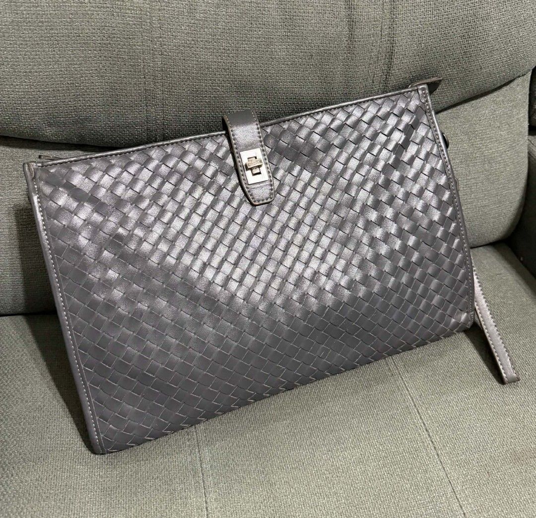 Bottega V Clutch (Category: Shoulder Bags) located in Quezon City. Submitted by luxxechic (Listing ID 1463243280, Image 1). Description: pure leather name plate inside looks new no issue japan preloved actual photo posted mop: gcash.