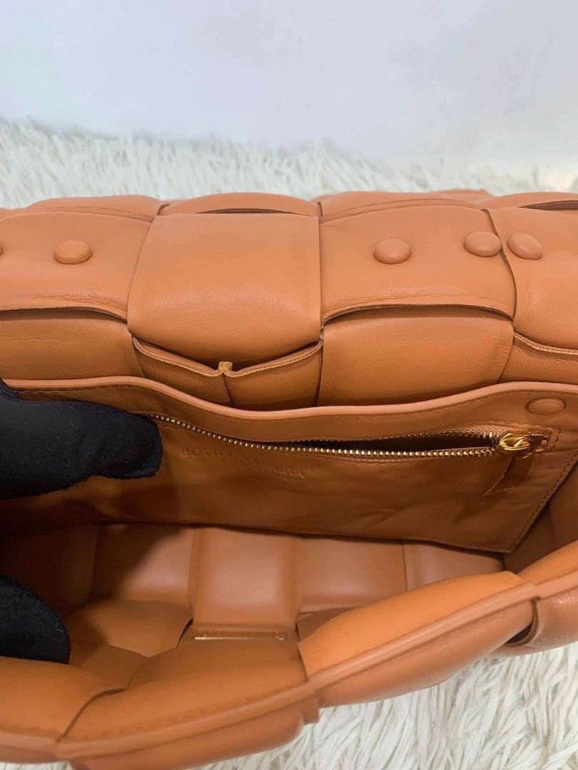 Bottega Veneta cassette chain bag (Category: Luxury Bags & Wallets) located in Passi. Submitted by janbelisario (Listing ID 1463148836, Image 3). Description: Bottega Venetta Casette Chain Bag Rank a Guaranteed #10.