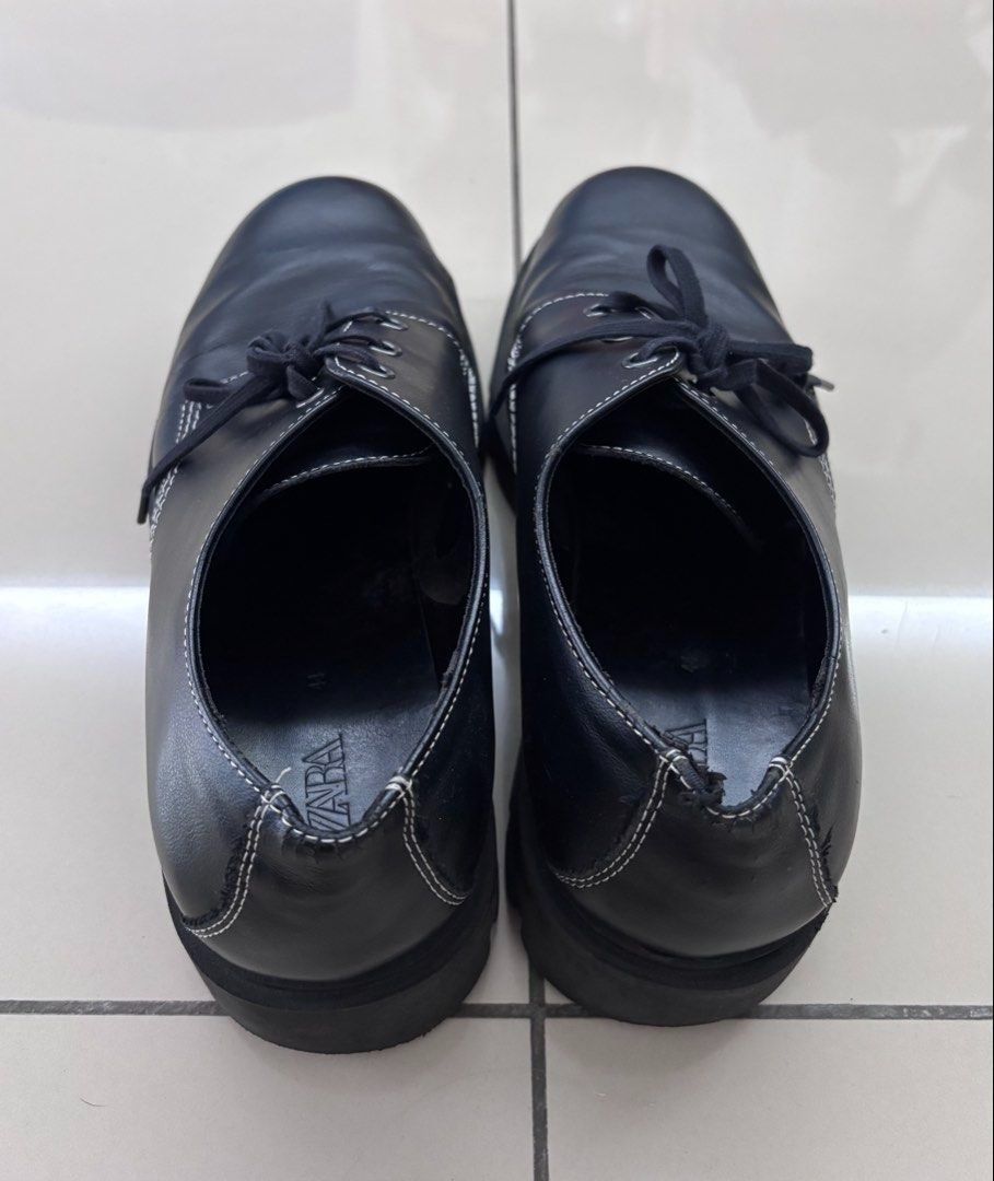 Black Shoes (Category: Dress shoes) located in Ipoh. Submitted by homeprelovedcollection89 (Listing ID 1463318921, Image 1). Description: Description: Bowling Shoes Black Brand: No Brand (as stated on the clothing) Usage: Worn once or twice and bought from a second hand store. A bit of torn leather pieces at the back but still in good condition .