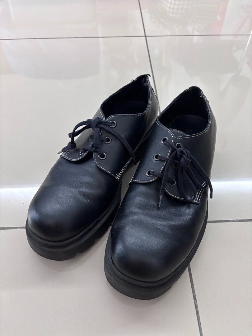 Black Shoes (Category: Dress shoes) located in Ipoh. Submitted by homeprelovedcollection89 (Listing ID 1463318921, Image 2). Description: Description: Bowling Shoes Black Brand: No Brand (as stated on the clothing) Usage: Worn once or twice and bought from a second hand store. A bit of torn leather pieces at the back but still in good condition .