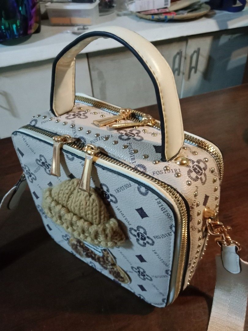 box bag, vintage style (Category: Cross-body Bags) located in Davao. Submitted by hwagmahiyangtumawad (Listing ID 1463323208, Image 2). Description: very cute box bag, durable no issue po..maganda po ito sa personal! promise..😍.