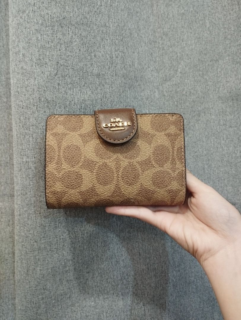BrandNew Medium Corner Zip Wallet (Category: Wallets & Card holders) located in Caloocan City. Submitted by mkaelav (Listing ID 1463287572, Image 1). Description: .
