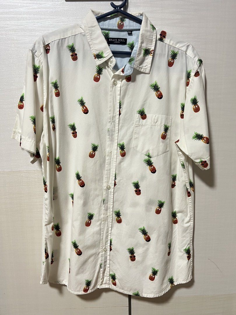 Brave Soul polo (Category: Tshirts & Polo Shirts ) located in Marikina City. Submitted by haradrim (Listing ID 1463306329, Image 1). Description: Brave Soul London polo Color: White with pineapple print No discoloration L: 29.5" W: 21.5".