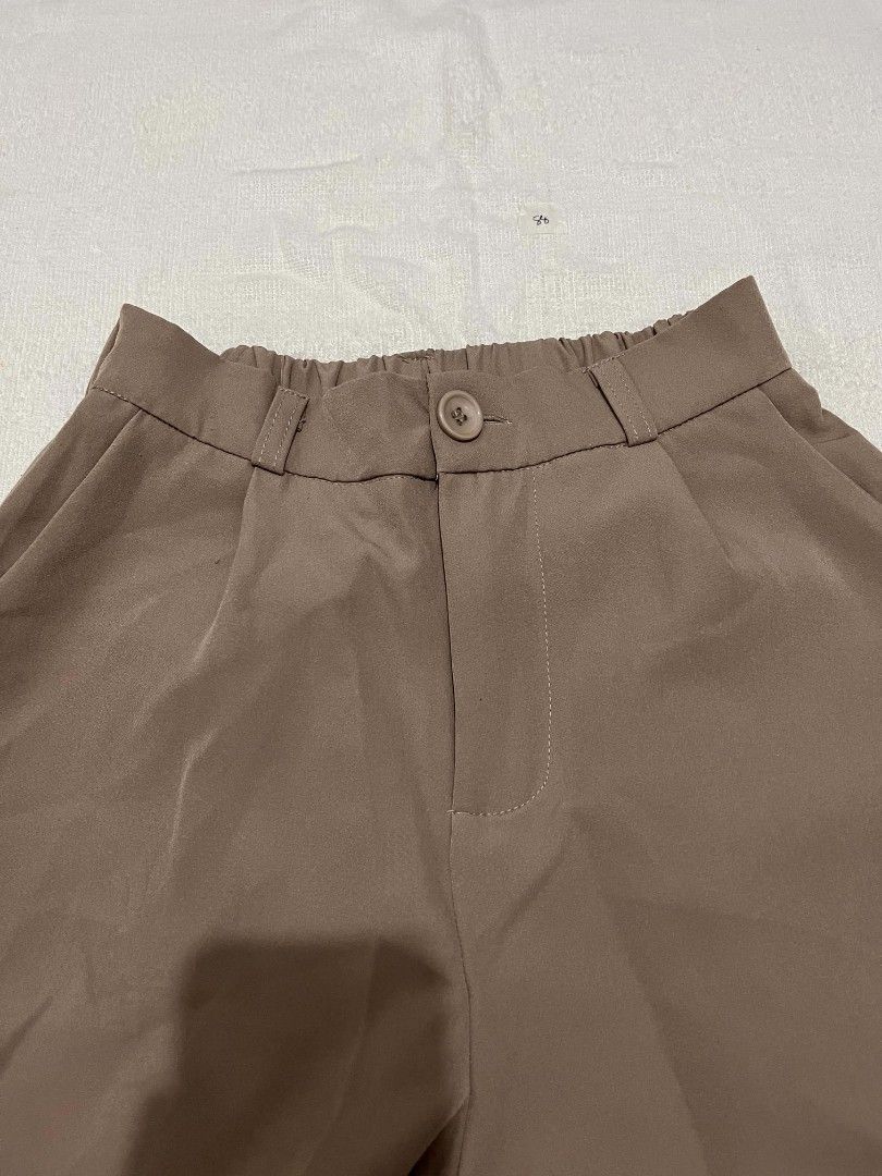 Brown High-Waisted Elastic Waist Pants (Category: Other Bottoms) located in Quezon City. Submitted by syayayay (Listing ID 1463218940, Image 2). Description: - Relaxed fit brown pants - Comfortable elastic waistband - Very good condition and quality. Naliitan na kaya di na magagamit uli. - No flaws - Napaka ganda ng telaaa. Get niyo na. Hindi siya yunh magusutin na tela, makapal rin. -fits small to medium size.