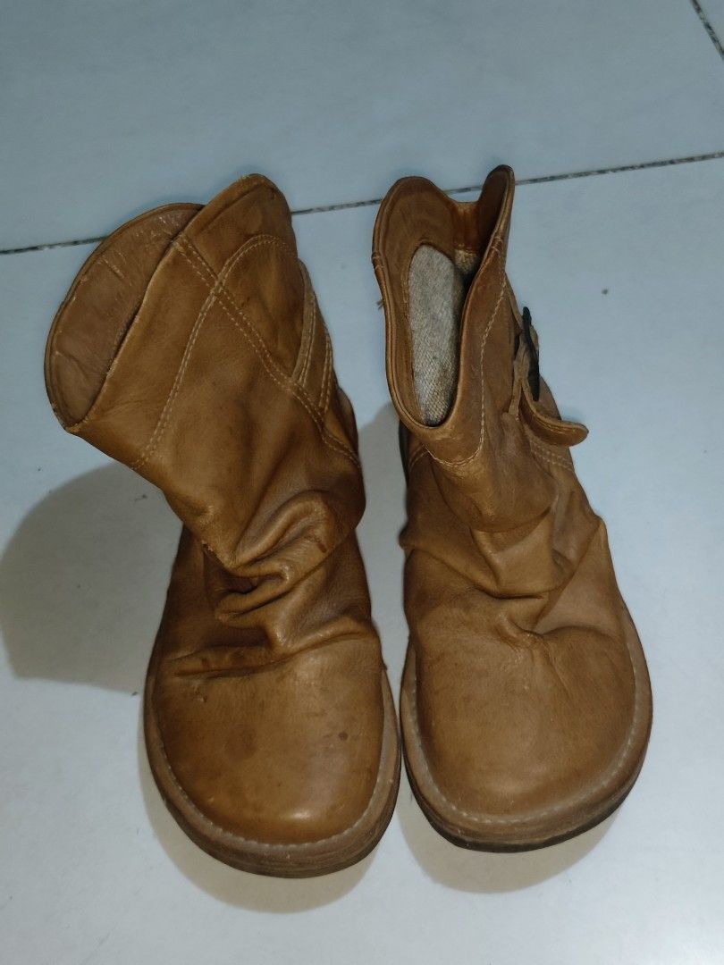Brown Leather Ankle Boots (Category: Boots) located in Manila. Submitted by duffy-080 (Listing ID 1463126045, Image 1). Description: Bawal Tumawad mura na yan bawal sa barat - Brown leather ankle boots - Soft, slouchy design - Easy slip-on style - Soles show some wear - Great for comfortable, casual, and stylish everyday wear -size 4 to 5.