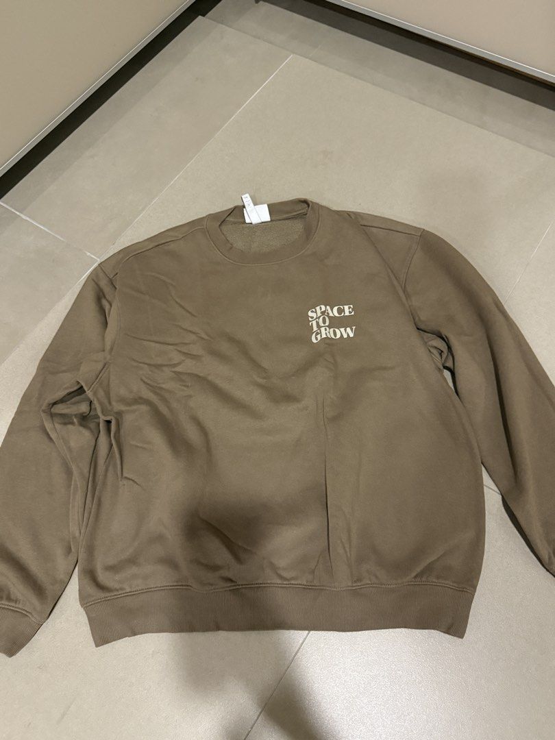 H&M Graphic Sweatshirt (Category: Coats, Jackets and Outerwear) located in Quezon City. Submitted by kct111 (Listing ID 1463266044, Image 1). Description: - Comfy brown sweatshirt - Features "Space to Grow" graphic on chest - Crew neck, long sleeves - Ideal for everyday casual wear - Brand new with tag still attached.
