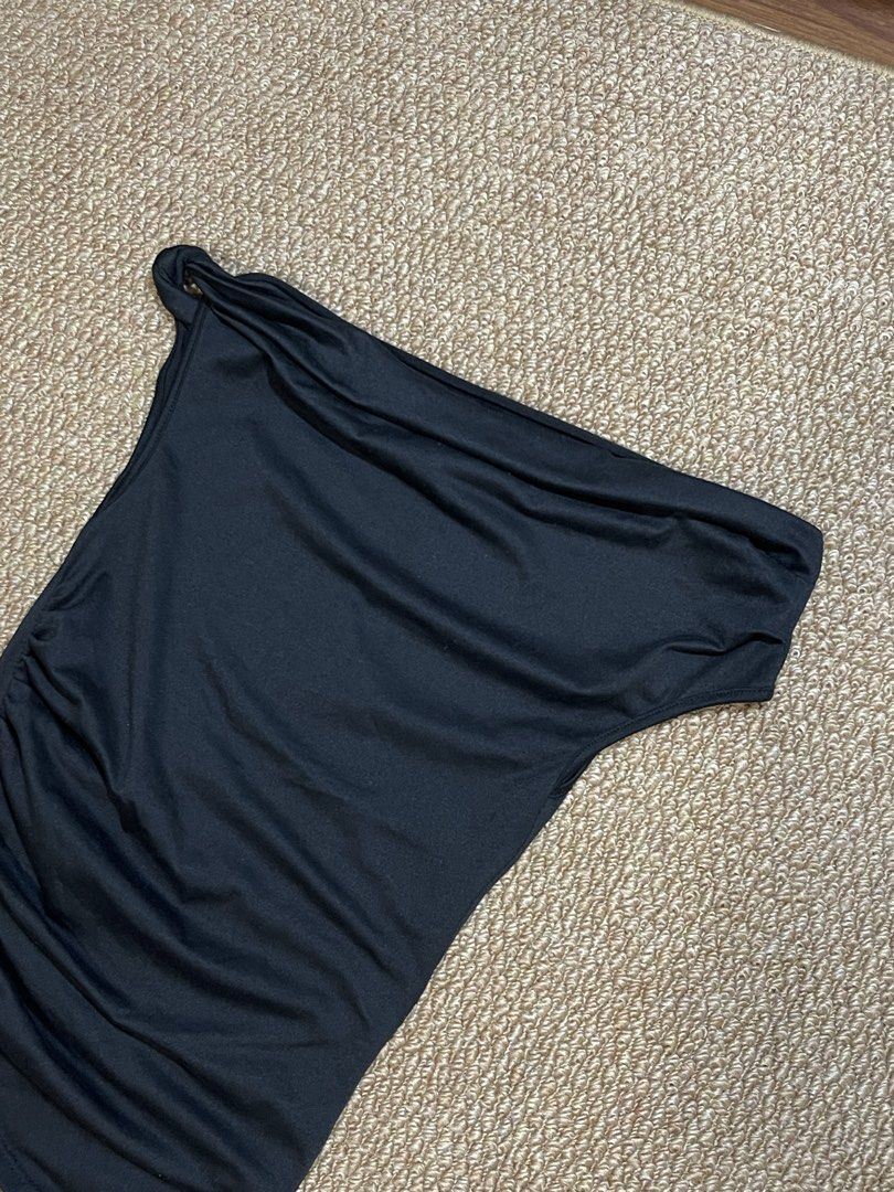 BSCO Heidi Ruched Top - XS (Category: Sleeveless) located in Pasig City. Submitted by miafml-closet-cleanout (Listing ID 1463153122, Image 1). Description: posted price is fixed! will not respond to hagglers. get a discount when you get 5+ items! 💵 mop: gcash / bdo / maribank / unionbank 🛵 courier: any. this is arranged by the buyer 🙅🏻‍♀️ no requested worn photos ❌ no meet-ups.