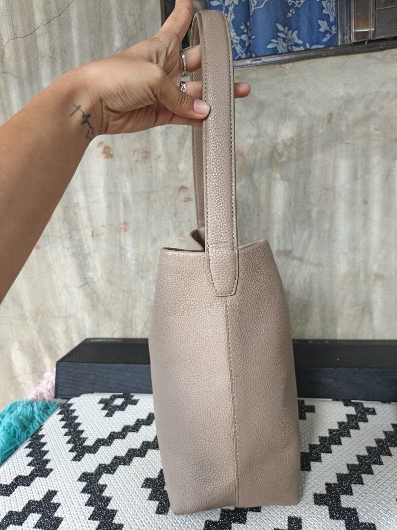 Bucket style bag (Category: Shoulder Bags) located in Manila. Submitted by ukay-ukaybylyn (Listing ID 1463199636, Image 3). Description: minimal flaws sa 2 last picture.