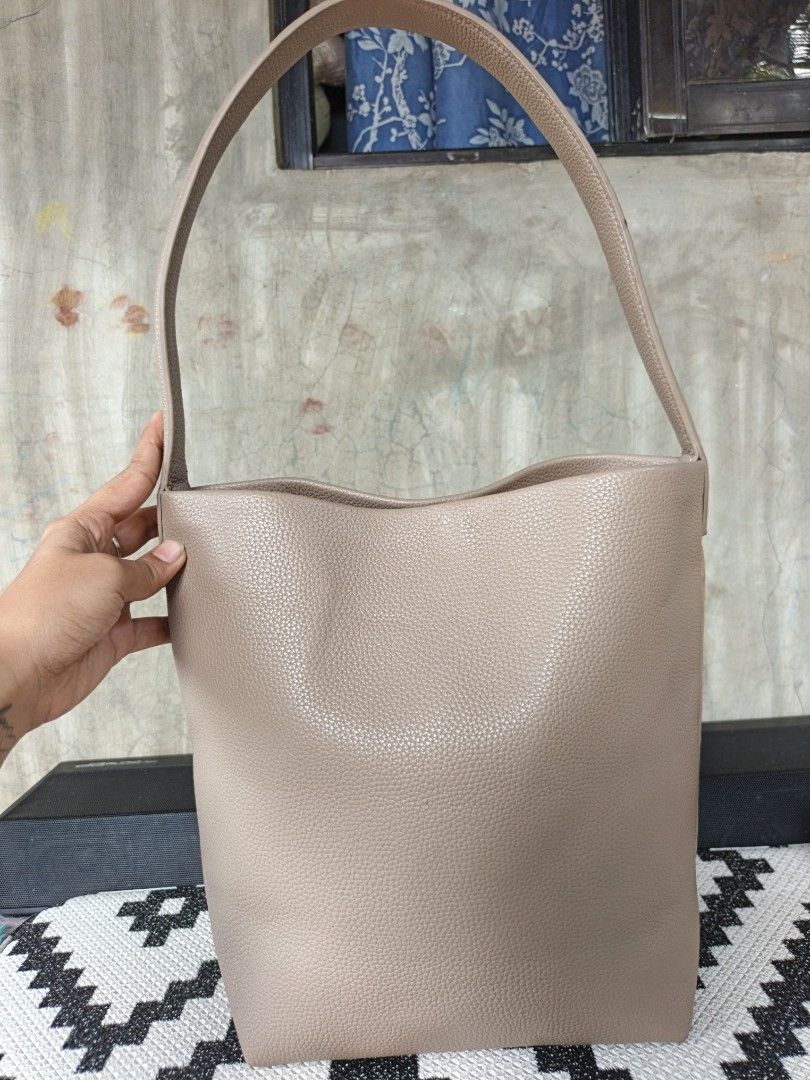 Bucket style bag (Category: Shoulder Bags) located in Manila. Submitted by ukay-ukaybylyn (Listing ID 1463199636, Image 2). Description: minimal flaws sa 2 last picture.