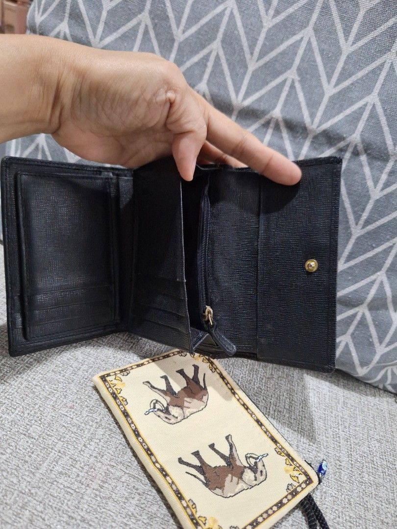 Wallet Bundle G (Category: Wallets & Card holders) located in Naga. Submitted by bellebargainbox (Listing ID 1463190394, Image 3). Description: 1 durable and space saving black wallet 1 green pouch 1 Thai coin purse.