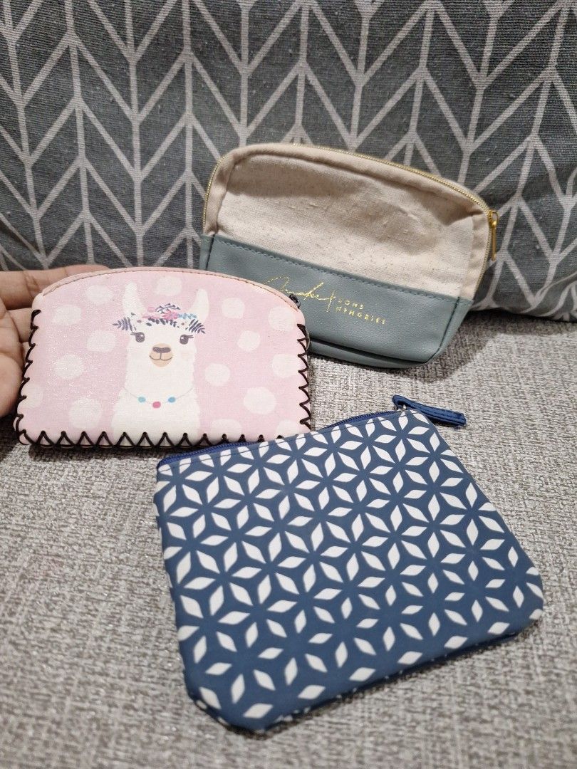 Wallet Bundle I (Category: Purses & Pouches) located in Naga. Submitted by bellebargainbox (Listing ID 1463192152, Image 1). Description: 1 Bench 1 Daiso 1 sturdy coin purse.