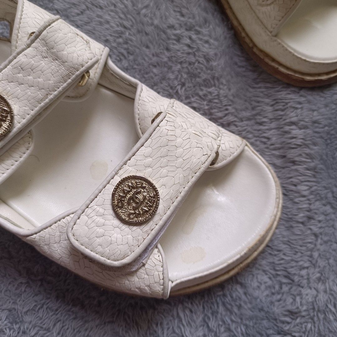 C H ANE L (Category: Sandals) located in Valenzuela. Submitted by meloluxcollections (Listing ID 1463178124, Image 3). Description: .
