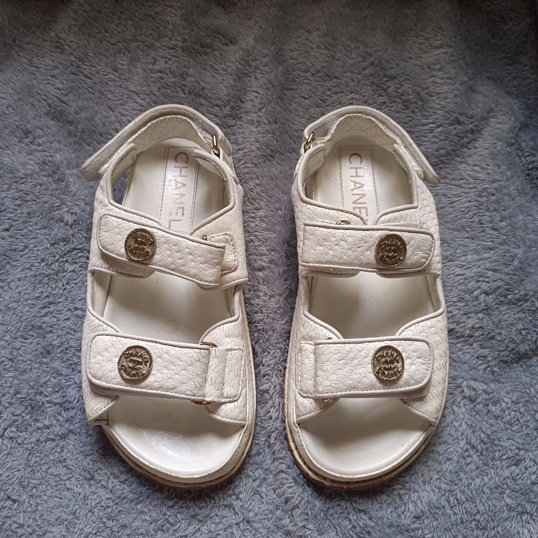 C H ANE L (Category: Sandals) located in Valenzuela. Submitted by meloluxcollections (Listing ID 1463178124, Image 2). Description: .