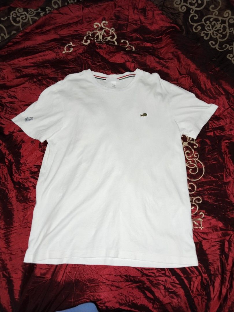 Cartelo Tennis Tee (Category: Tshirts & Polo Shirts ) located in Mabalacat. Submitted by al_amin_thrift (Listing ID 1463227836, Image 1). Description: - Brand: Cartelo — established 1947, premium casual wear ​ - Size: Large (175/96A) — regular comfortable fit ​ - Material: 100% Cotton — soft, breathable, cool on skin ​ - Design Details: ✅ Embroidered crocodile logo on left chest ✅ Red-green-white striped crew neck trim ✅ Tennis-themed patch on sl